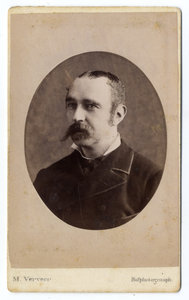 221499 Portret van mr. Th.L.M.H. Borret. Borstbeeld links van voren.